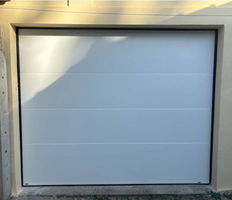 Installation d'une porte de garage sectionnelle sur Pelissanne