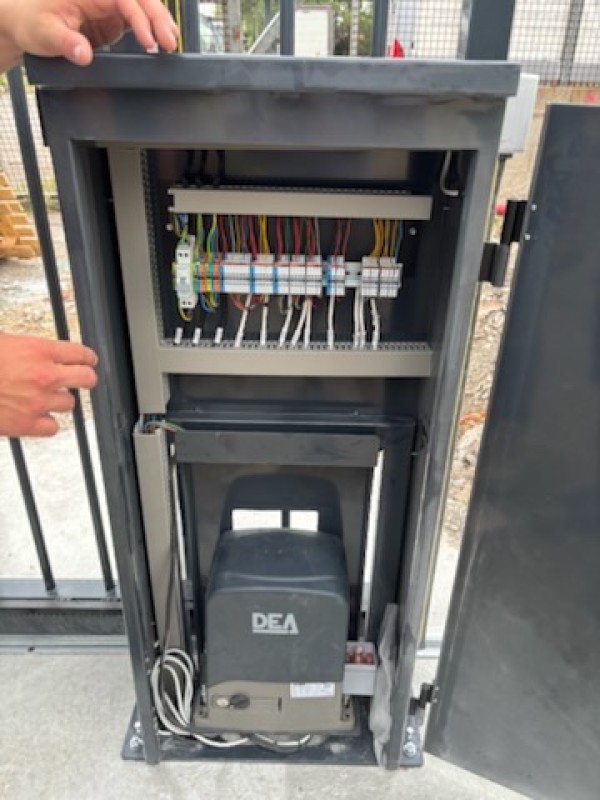 Installation et pose d'un portail coulissant industriel motorisé pour une entreprise près de Salon de Provence