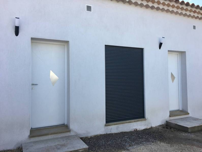 Volet roulant et porte d'entrée sur La Barben