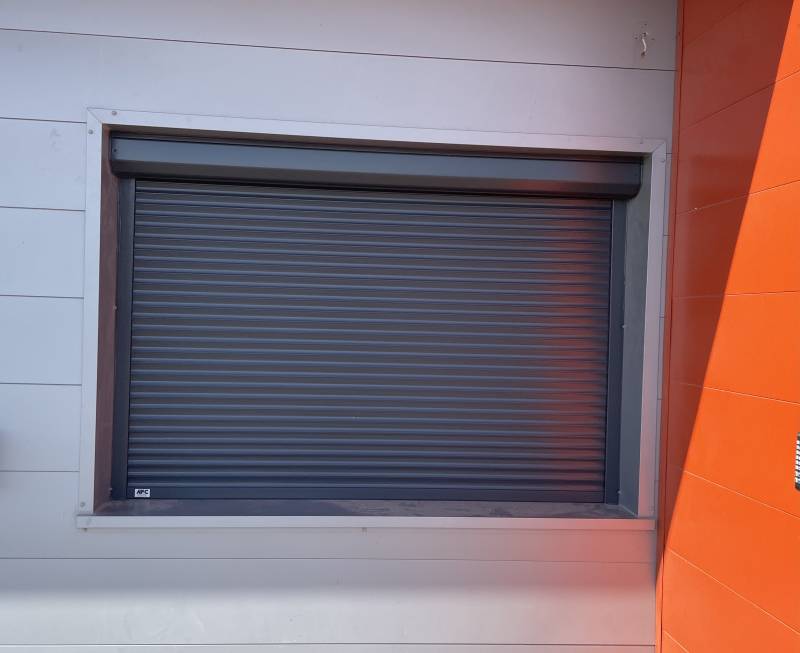 Installation de volet roulant sur la zone industrielle de pelissanne