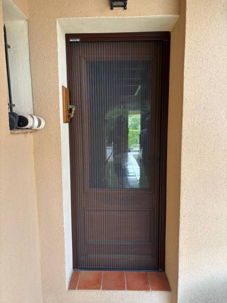 Moustiquaire de porte à Pelissanne