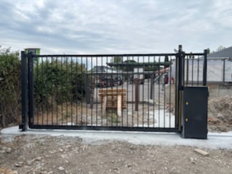 Installation et pose d'un portail coulissant industriel motorisé pour une entreprise près de Salon de Provence