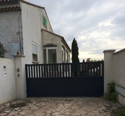 aprés : portail aluminium coulissant.