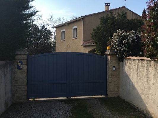 Pose et insatllation de portail sur mesure par AFC à La Barben
