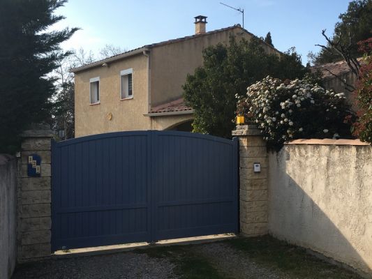 Portail en alu plein forme cintrée à Salon De Provence