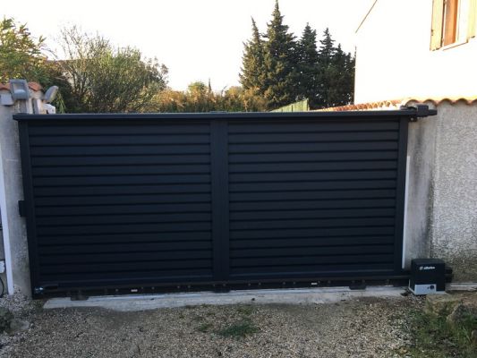 Remplacement d'un portail coulissant fer par un portail alu moderne