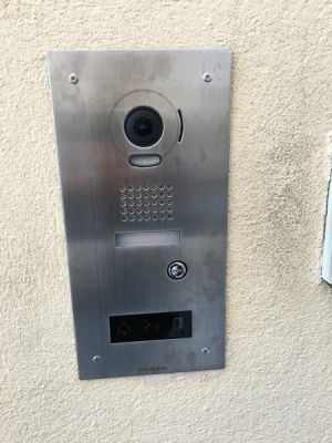 Système vidéo portier pour personnes mal voyantes ou malentendantes